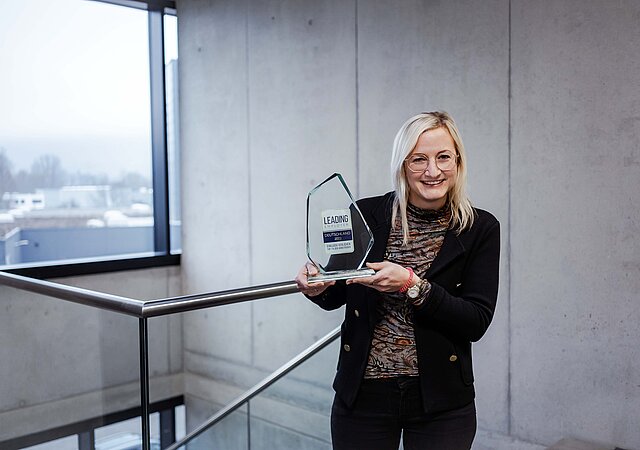 Yvonne Cvilak hält Leading Employer Award 2022