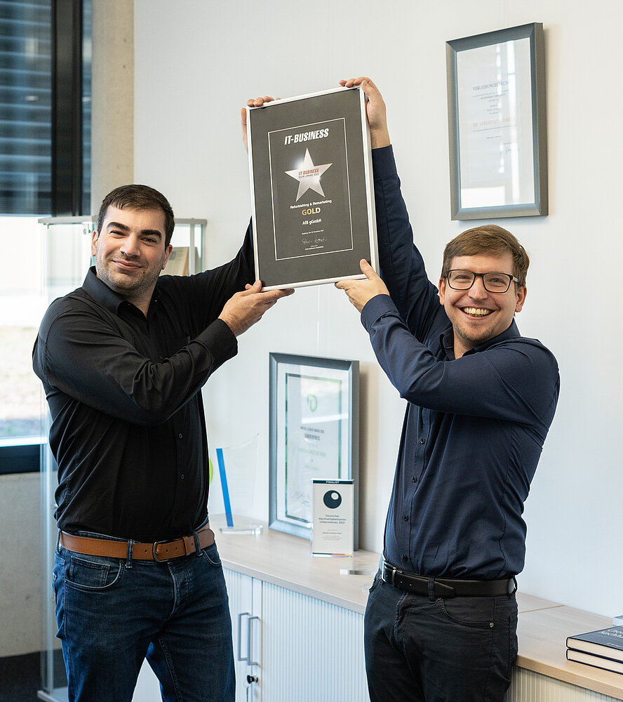 Zwei Männer halten IT-Distri-Award hoch