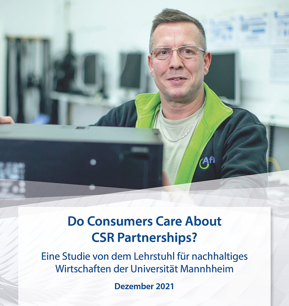 Grafik mit Foto und Text. Mitarbeiter von AfB im Refurbishment. Text: "Do Consumers Care about CSR partnerships?"