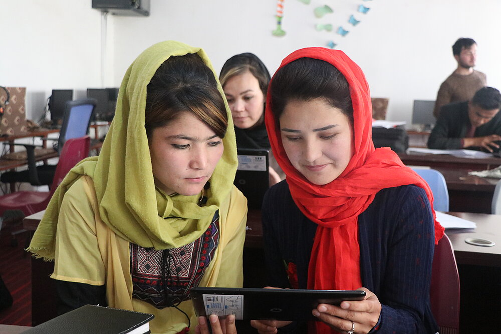 Junge Frauen im Flüchtlingscamp lernen 