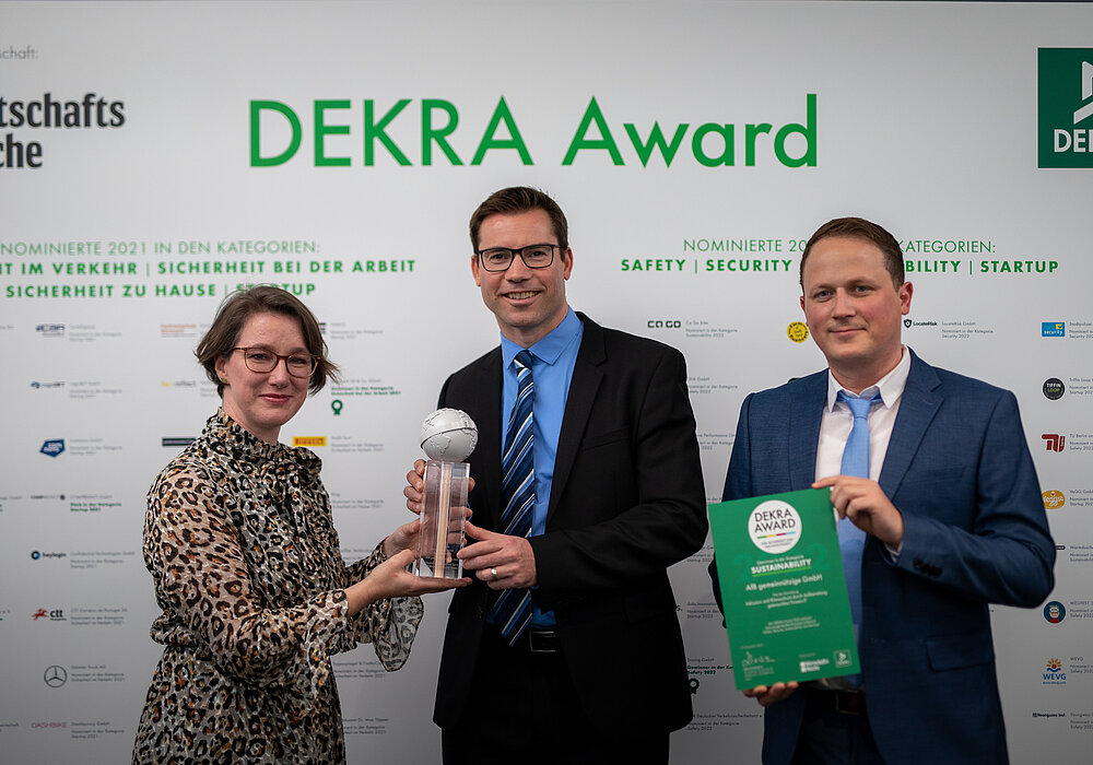 Yvonne Zwick, Daniel Büchle und Nicolai Gräff mit dem DEKRA Award.
